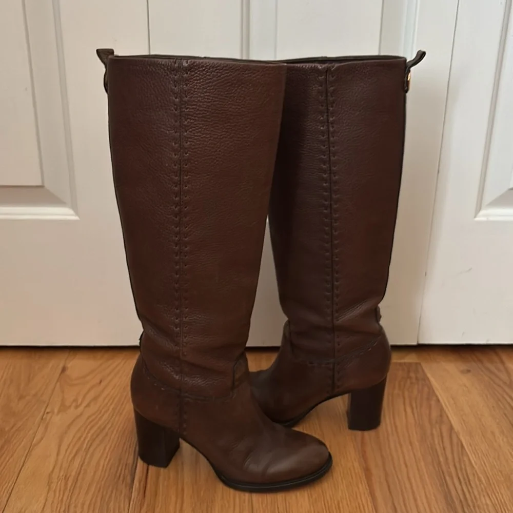 Tory Burch Brown Wyatt Stovepipe Pebbled Leather Gold Logo Tall boots Sz 6